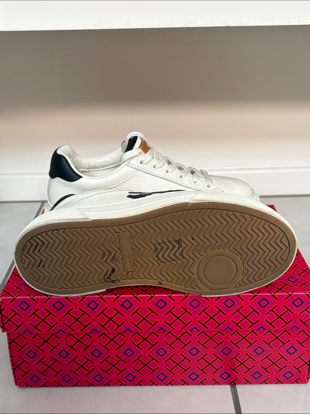 Tory Burch White Leather Signature Platform Sneakers with Navy Blue logo - Picture 4 of 8